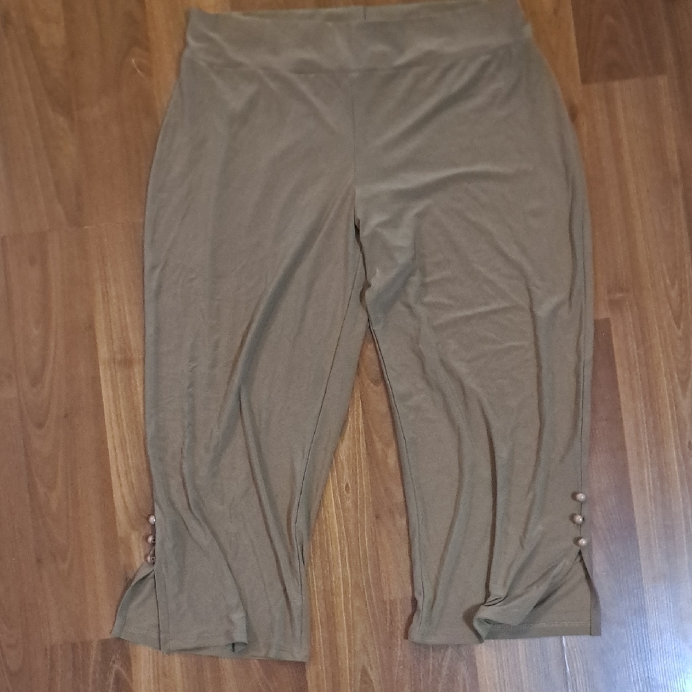 Women's Tan Capris